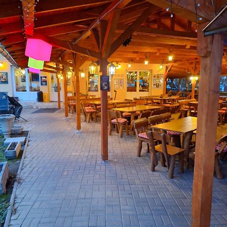 Grill Terasz Etterem Es Szallashely 메조코베스드 외부 사진