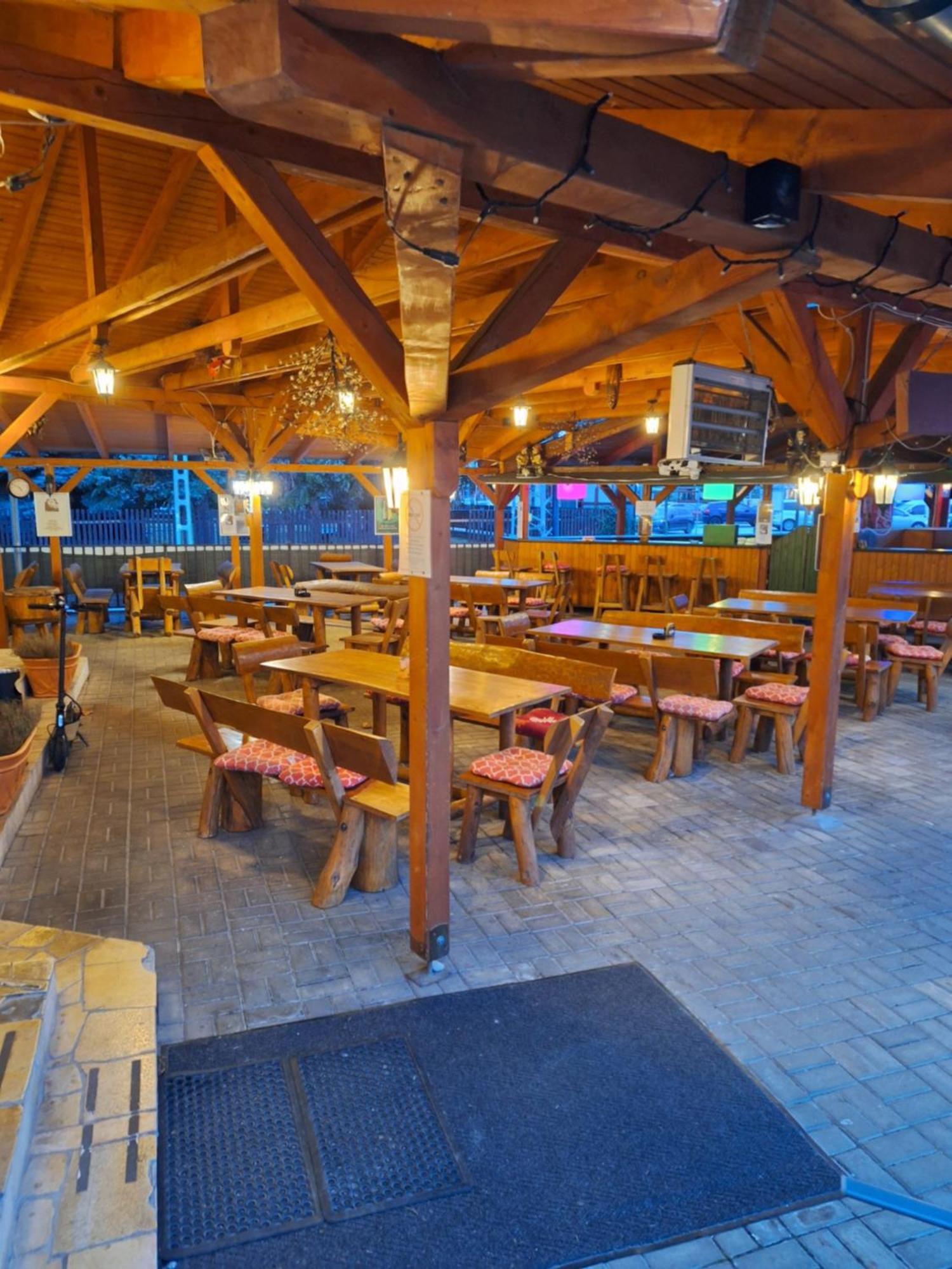 Grill Terasz Etterem Es Szallashely 메조코베스드 외부 사진
