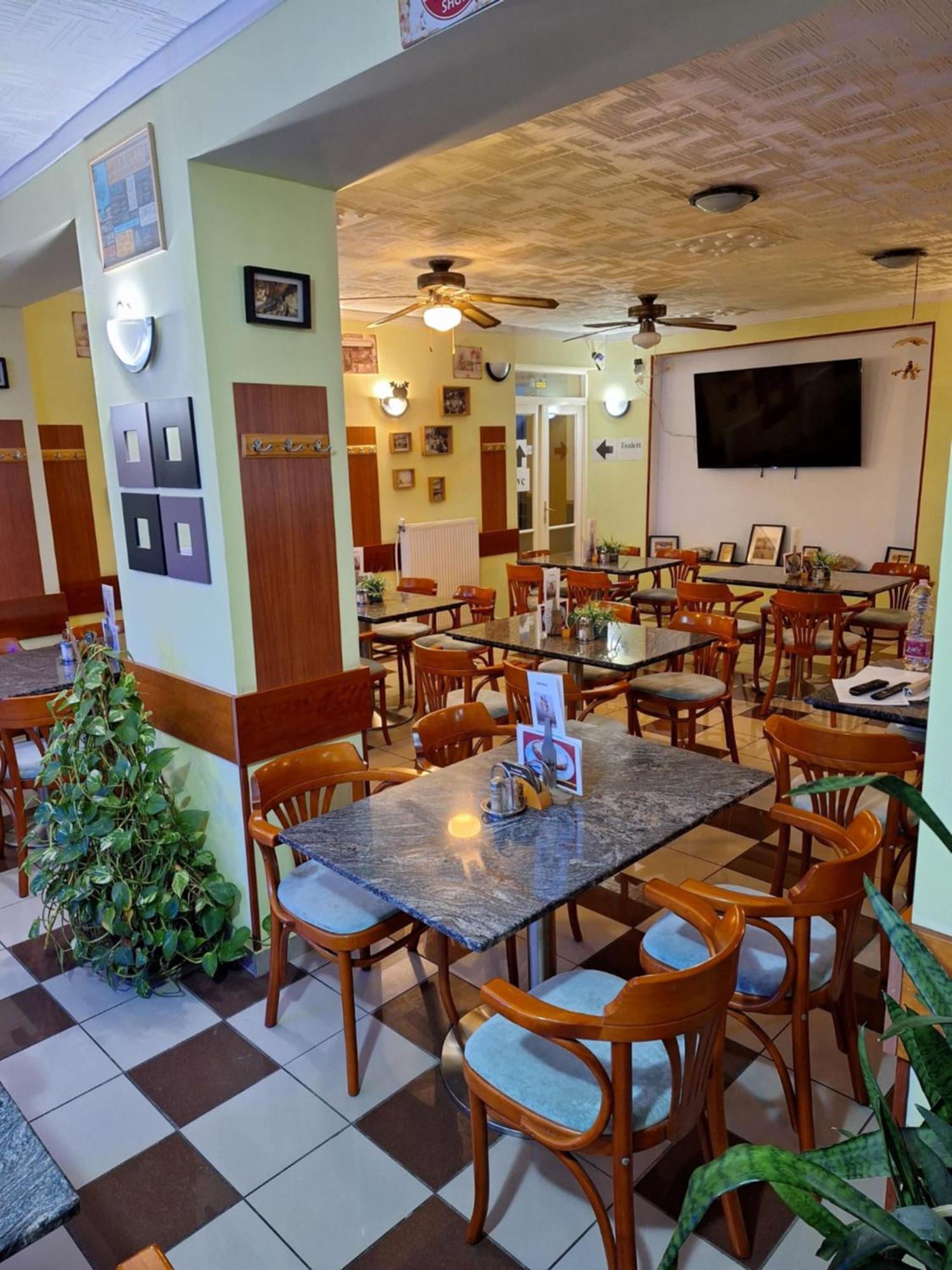 Grill Terasz Etterem Es Szallashely 메조코베스드 외부 사진